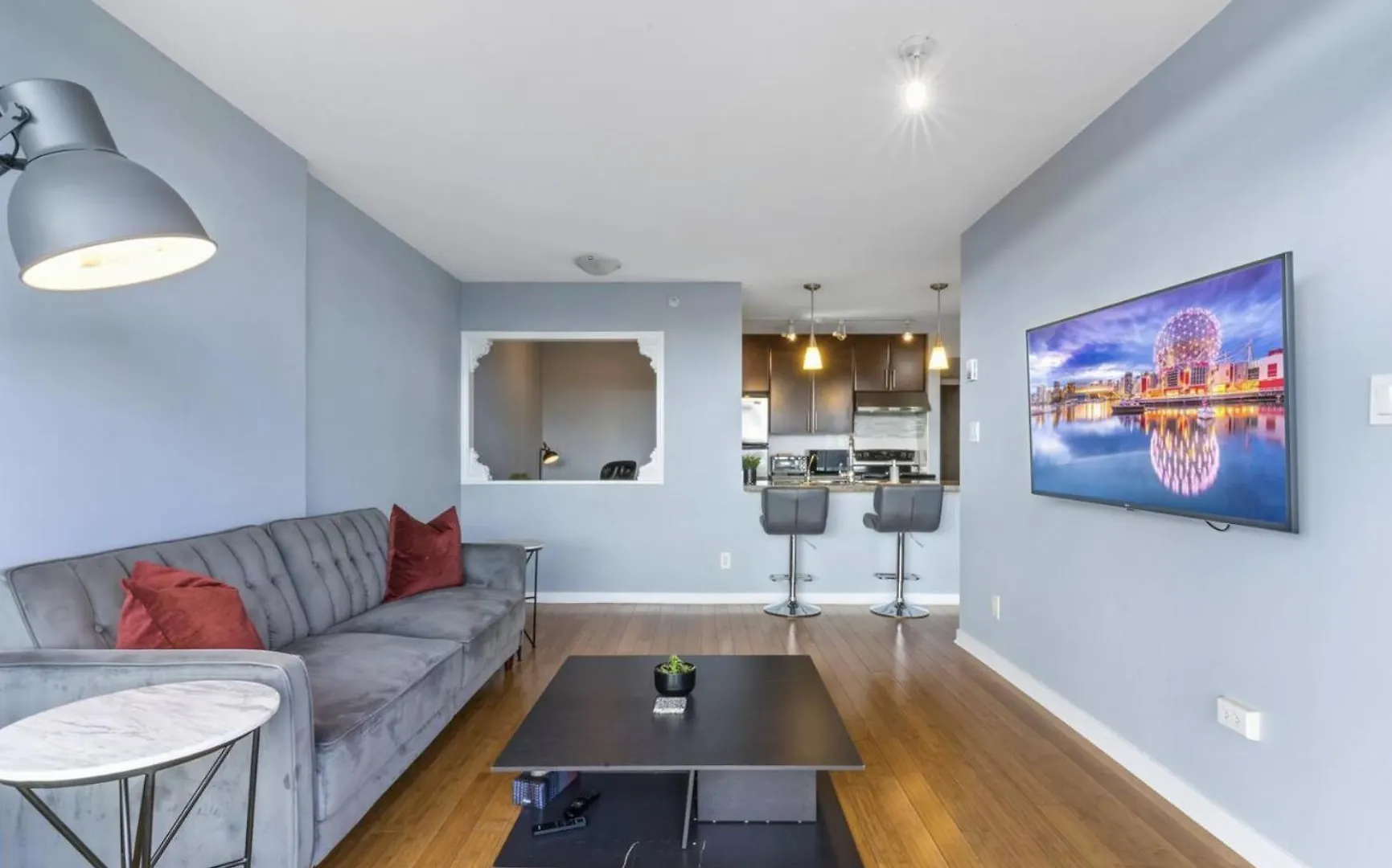 Spacious One Bedroom & Office Condo With Free Parking & Amenities Ванкувер