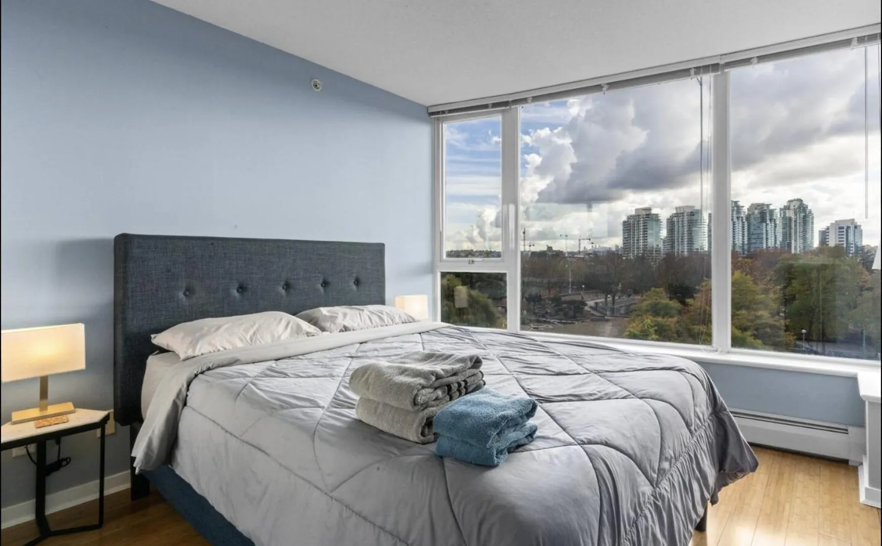 Spacious One Bedroom & Office Condo With Free Parking & Amenities Ванкувер Апартаменты