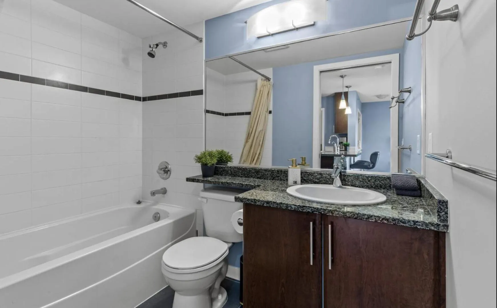 Spacious One Bedroom & Office Condo With Free Parking & Amenities Ванкувер 0*,  Канада