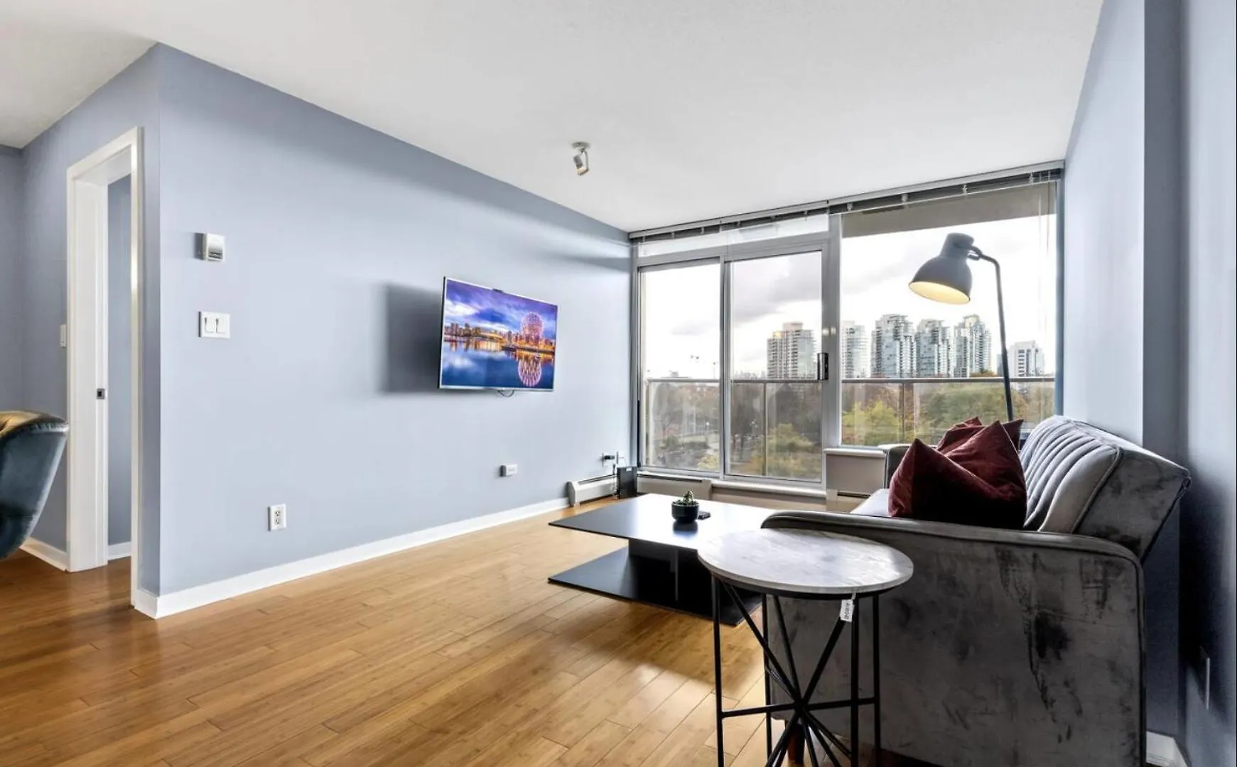 Апартаменты Spacious One Bedroom & Office Condo With Free Parking & Amenities Ванкувер Канада