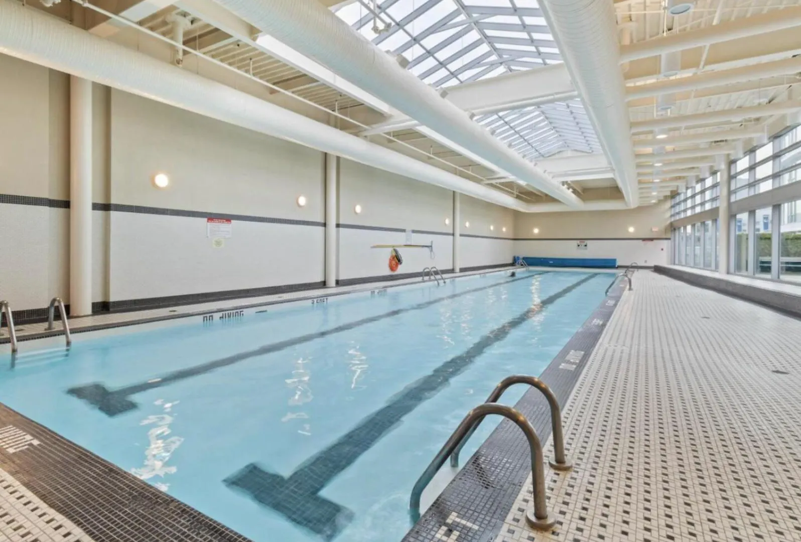 Spacious One Bedroom & Office Condo With Free Parking & Amenities Vancouver Apartment