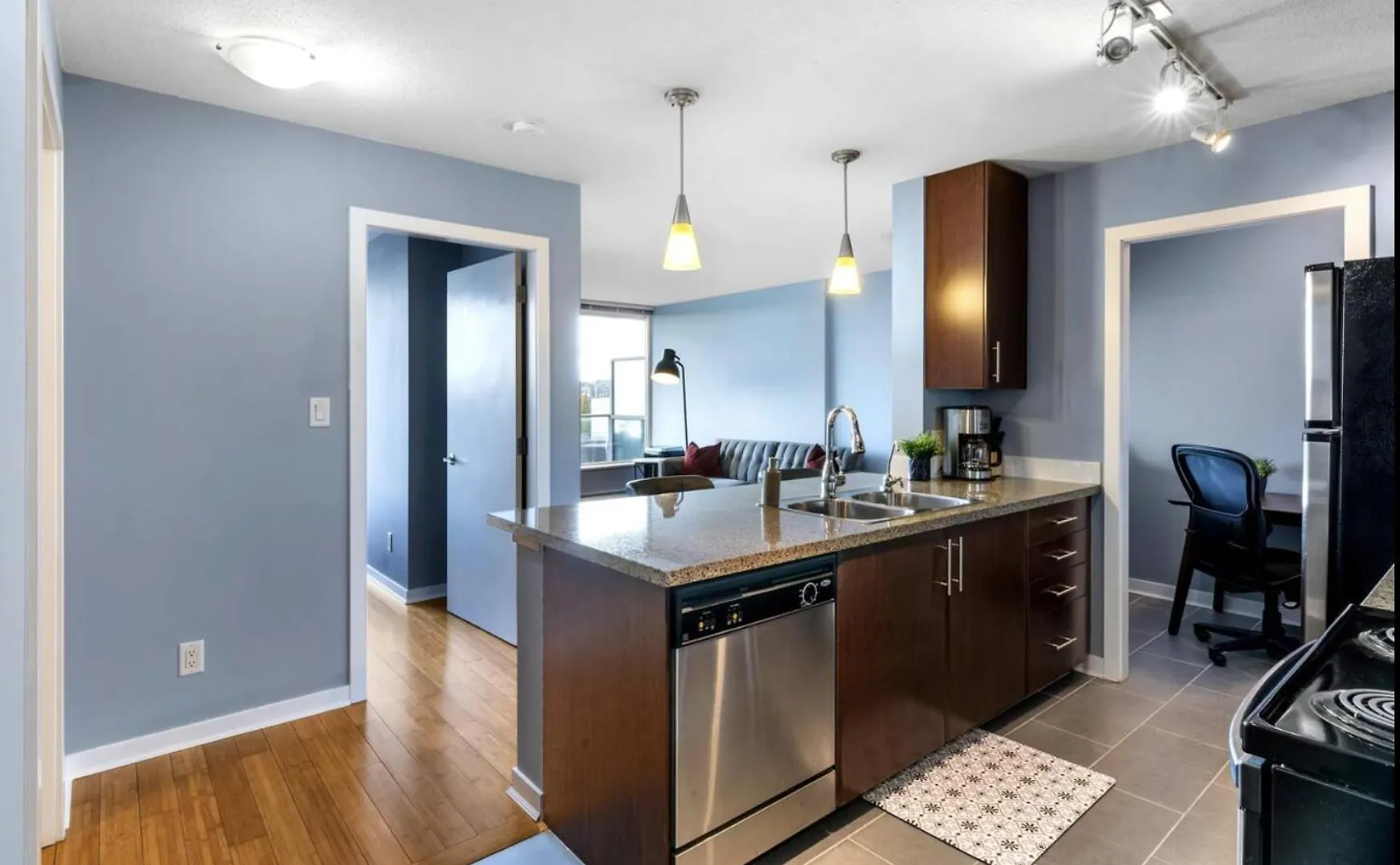 Apartment Spacious One Bedroom & Office Condo With Free Parking & Amenities Vancouver