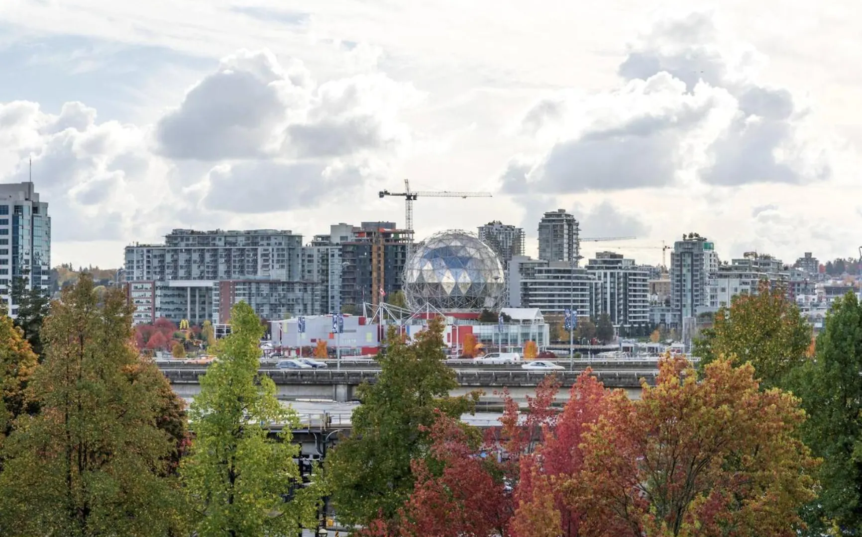 Spacious One Bedroom & Office Condo With Free Parking & Amenities Vancouver Apartment